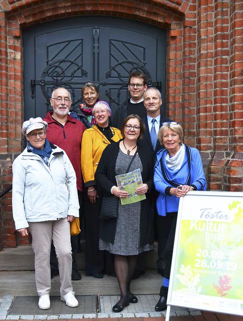 Sie hoffen auf guten Besuch bei den Veranstaltungen der Töster Kulturtage (vorne, v.li.): Uschi Becker, Ingrid Zirpins und Gudrun Hofmann, (Mitte, v.li.): Harry Kalinowsky, Karin Rogge-Wokittel und Lothar Schlaack sowie hinten: Kerstin Hirsch und Kai Schöneweiß | Foto: bim