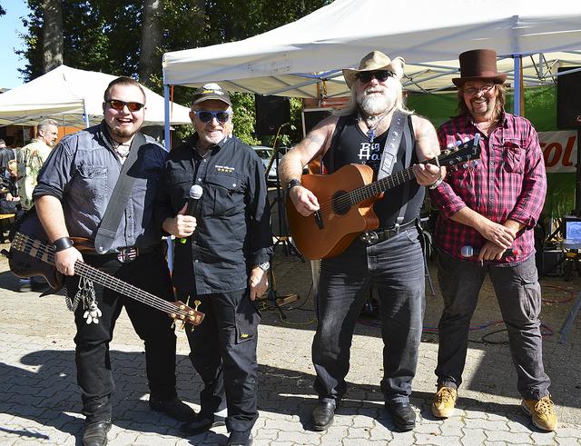 Veranstalter Peter Radtke (re.) mit seinen Gästen (v. li.): Max Schmidt, Speedway-Ikone Egon Müller und Big Harry 