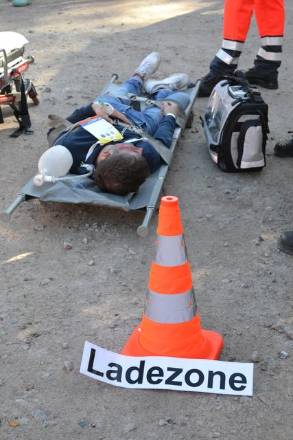 Im Bereich der sogenannten Ladezone werden die Patienten von Ärzten und Sanitätern begutachtet und - je nach Grad und Art ihrer Verletzung - vor Ort behandelt oder in umliegende Krankenhäuser gebracht