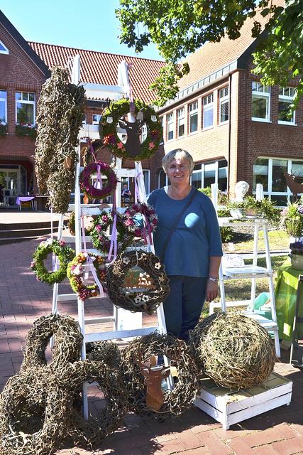 Ihre selbst geflochtenen Kränze sind sehr beliebt: Marlis Schulte auf dem
Kunsthandwerkermarkt