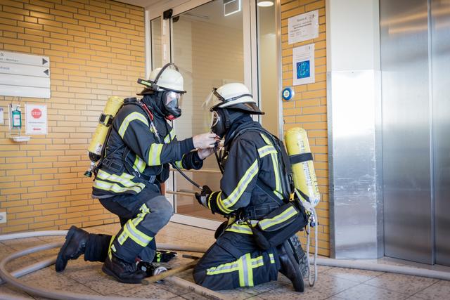 Die Atemschutzgeräteträger bereiten sich auf ihren Einsatz vor | Foto: Feuerwehr