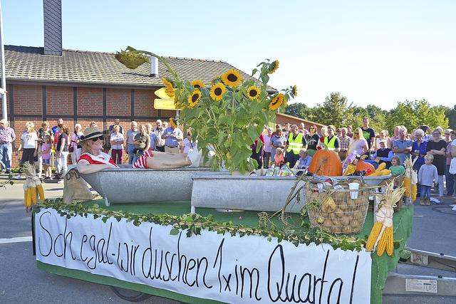 Das Motto dieses Wagens "Wir sparen Wasser für die Ernte" | Foto: sc