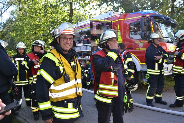 Kreisbrandmeister Volker Bellmann (mit gelber Warnweste) war ebenfalls vor Ort