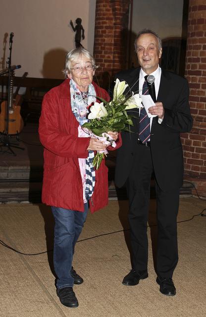 Im Gedenken an Hanscarl Hoffmann (†) überreichte Bürgermeister Gerhard Netzel dessen Witwe Angelika Hoffmann Blumen | Foto: Marion Wenner