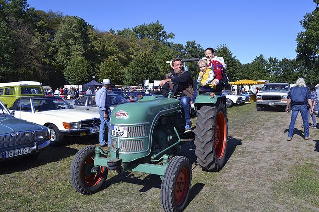 Dennis, Barbara und Henri (4) Meier 
fuhren mit einem Kramer KL 250 vor