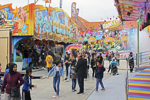 Bunte Lichter und viel Musik zogen
zahlreiche Besucher an  | Foto: jab