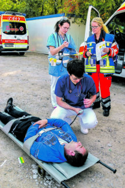  Die "Verletzten" wurden glaubhaft von Spielern des Buchholzer FC gespielt und von der DRK-Notfalldarstellung stilecht geschminkt