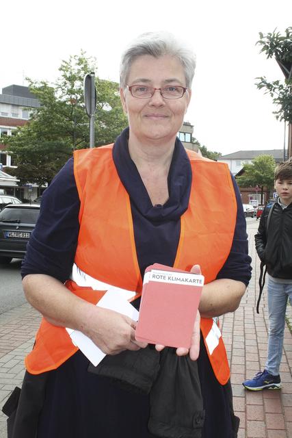 Astrid Oelker verteilte in Buchholz symbolisch "Rote Klimakarten" 