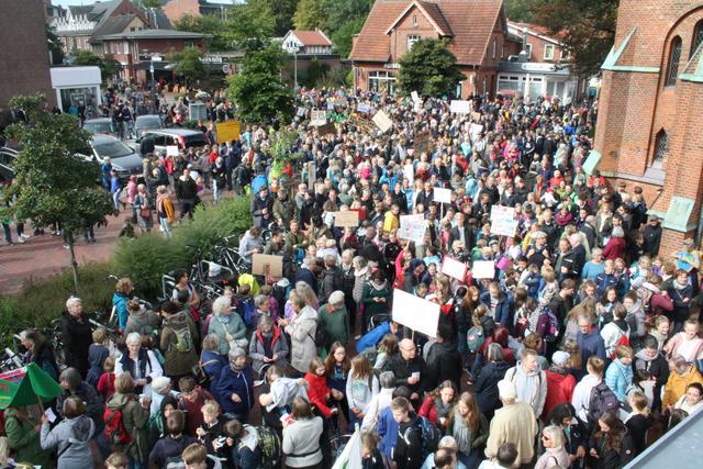 In Buchholz versammelten sich die Demonstranten vor der St.-Paulus-Kirche