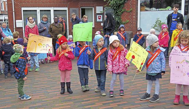 Neben den Eltern blieben auch Passanten stehen und hörten sich die Präsentation der Kinder an