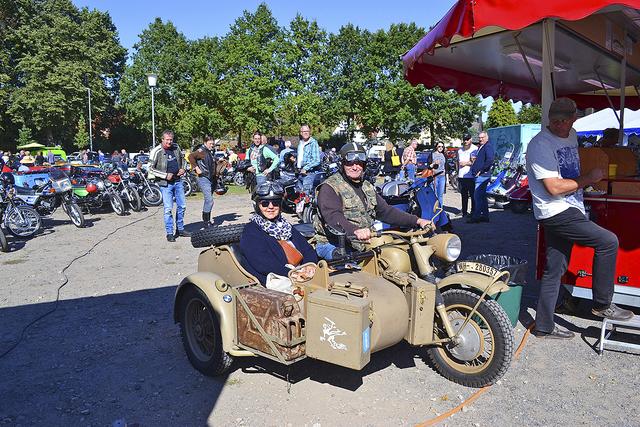 Auch viele historische Zweiräder wie dieses BMW-Modell mit Beiwagen konnten bestaunt werden