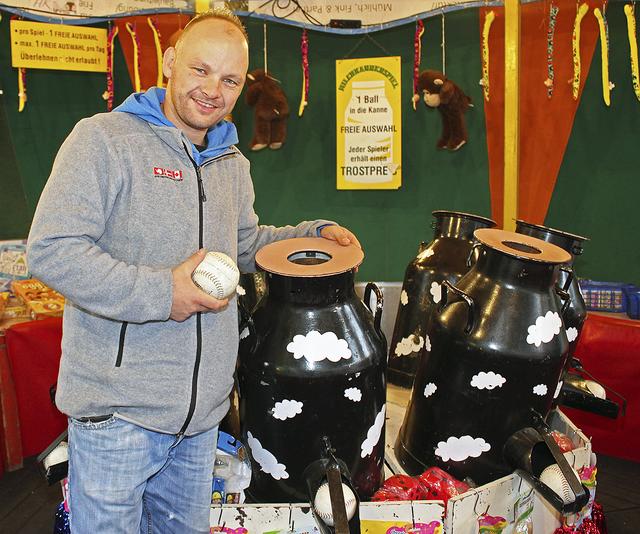 Hendrik Kortekamp bot in diesem Jahr mit dem Milchkannenwerfen etwas Neues auf dem Markt an | Foto: jab