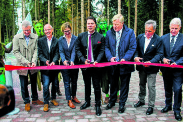 Das rote Band wird durchschnitten (v. li.): Olaf Muus (Samtgemeinde-Bürgermeister), Frank Meyer (Generalbauunternehmer Biedenkapp), Justina Lethen (Niedersächsisches Umweltministerium), Alexander Tietz (Wildpark-Geschäftsführer), Dr. Bernd Althusmann (Niedersächsischer Wirtschaftsminister), Norbert Tietz (Wildpark-Geschäftsführer) und Landrat Rainer Rempe 