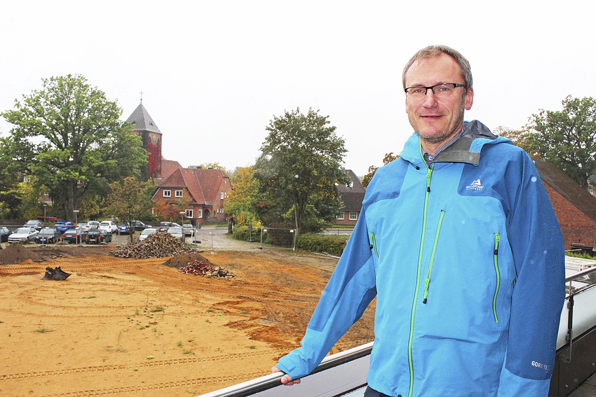 Nenndorf: Rathausvorplatz: Endlich geht es los - Rosengarten
