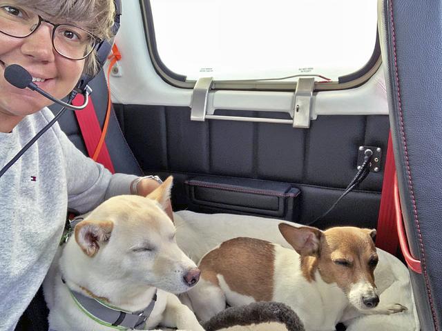 Mit Daniela Kühl und Miami fliegt Nuka ganz entspannt durch die Welt | Foto: Daniela Kühl