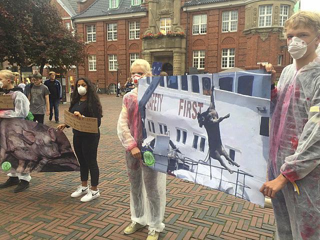 Auch Massentierhaltung ist ein Thema, das bei der Forderung nach mehr Nachhaltigkeit wichtig ist | Foto: FFF Buxtehude