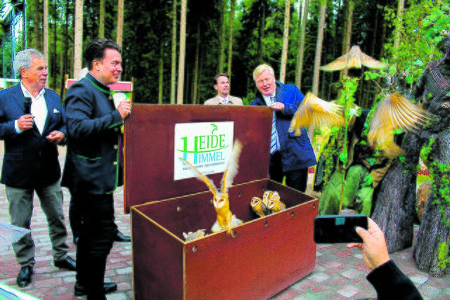 Anlässlich der Eröffnungsfeier wurden 20 Schleiereulen ausgewildert, die im Wildpark aufgepäppelt wurden 
