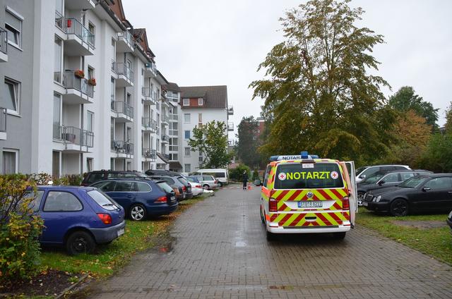 Zwei Männer hatten sich gewaltsam Zutritt zur Wohnung eines 37-Jährigen in diesem Mehrfamilienhaus in Stade verschafft und gerieten dann mit ihm in eine körperliche Auseinandersetzung