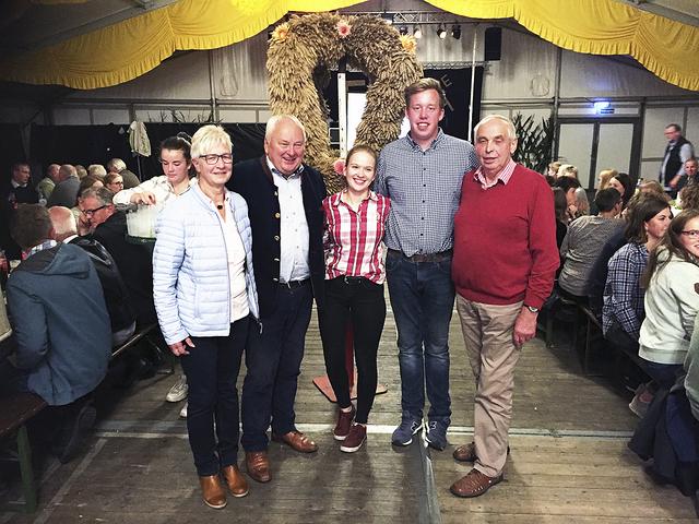 Heiner Schönecke (2. v.li.) war als Kreisvorsitzender bei der Gründung der Landjugend Heidenau dabei, hier mit (v. li.): Brigitte Harms Meyer (damals erste Vorsitzende), Laura Meyer und Tim Till vom jetzigen Vorstand sowie Hans Heinrich Till, damaliger Vorsitzender
