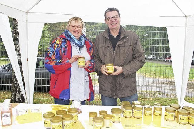 Das Imker-Paar Silke Ehlers und Burkhard Tiedemann verkaufte Honigprodukte aus 
Wiepenkathen | Foto: lt