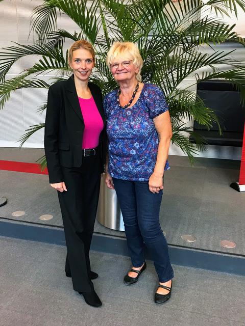 Die SPD-Bundestagsabgeordnete Svenja Stadler (li.) mit
Renate Crohn, Vorsitzende des Meckelfelder Kleingartenvereins
"Zum Sonnenfeld", im Bundestag.