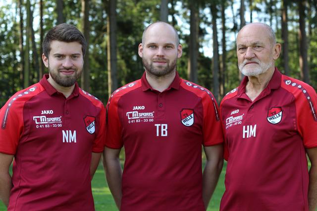 Beim TV Welle in der Verantwortung: Trainer Torben Bellmann (Mitte) mit Co-Trainer Niels Meyer (li.) und Betreuer Helmut Meyer