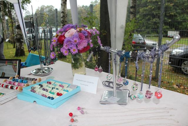 Glasperlen hatte Bettina Schilling im Gepäck | Foto: lt