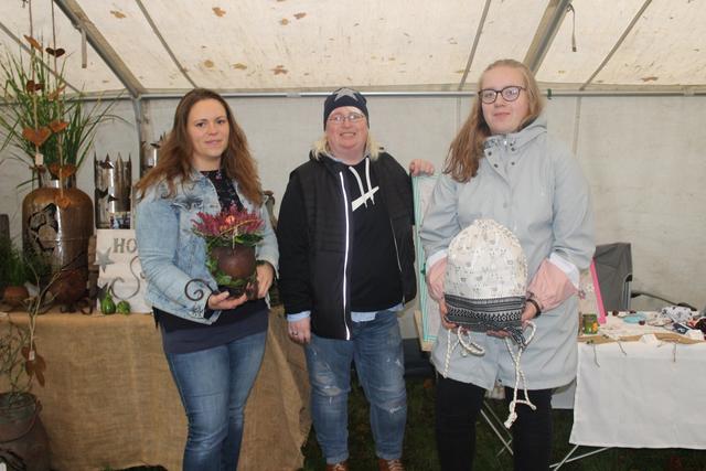 Boten Handgemachtes an: Rebecca Wegner (v. li.) mit Meike und Laura Patjens | Foto: lt