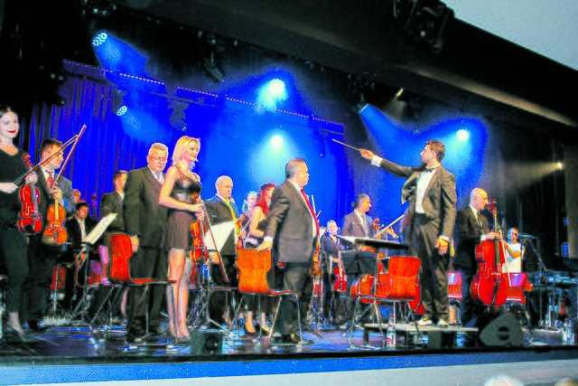 Die "Likkedeeler Sinfoniker"  mit ihrem Dirigenten Pascal F. Skuppe | Foto: tk