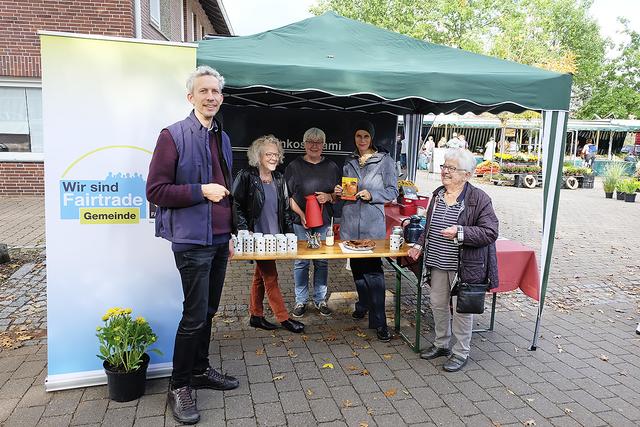 Auch sie engagieren sich in der Fairtrade-Steuerungsgruppe
(v. li.): Nikolaus Lemberg, Dr. Dorle Schütt, Elisabeth Mestmacher und Edda Abegg an einem Infostand mit
Besucherin Annemarie Bartels