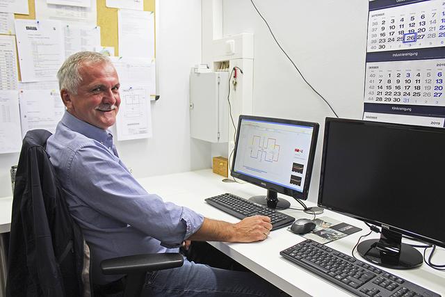 Alexander Neimann hat mit der am PC gesteuerten Gebäudeleittechnik alles im Griff | Foto: sb