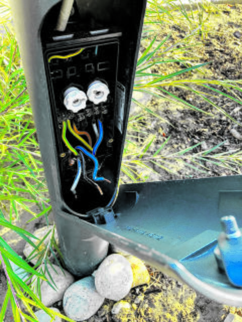 Die Verkleidung der Laterne wurde geöffnet und die Kabel zerschnitten