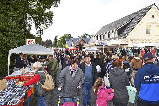 Dichtes Gedränge herrschte beim Töster Markt wieder in den Straßen rund um die Kirche, wie hier in der Schützenstraße Fotos: bim