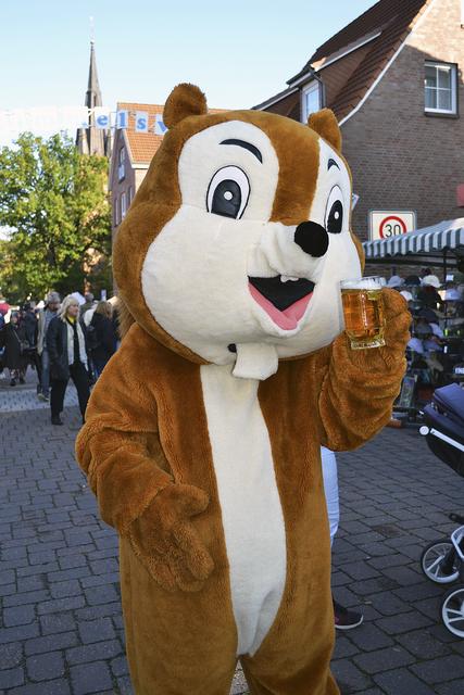 Auch Eichhörnchen Ekki, das Maskottchen des organisierenden Töster Kreises, ließ sich ein Eröffnungs-Freibier schmecken