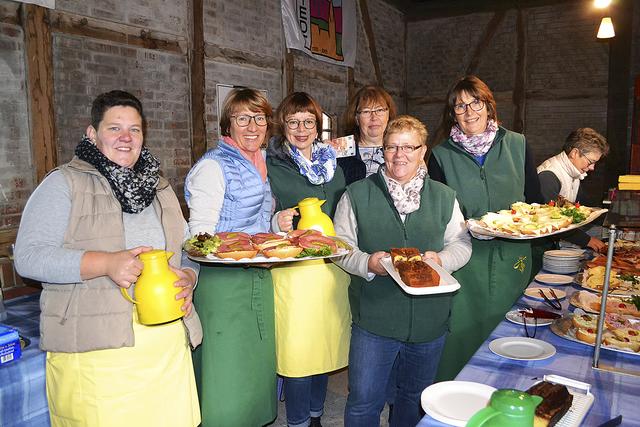 Die Heidenauer Landfrauen schmierten beim Marktfrühstück ab 4 Uhr Brötchen im Akkord (v. li.): Maike Meier, Anette Randt, Michaela Juulsgard, Erika Schmidt, Martina Meier und Sabine Beneke