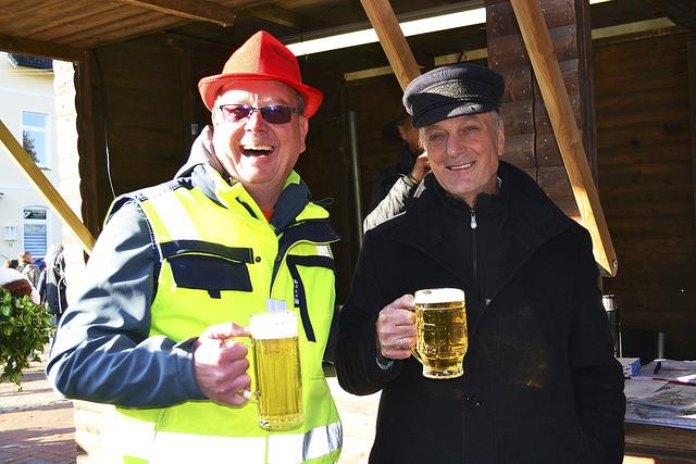 Stießen auf den Töster Markt an: Marktmeister Marco Holzgräfe (li.) und Bürgermeister Gerhard Netzel