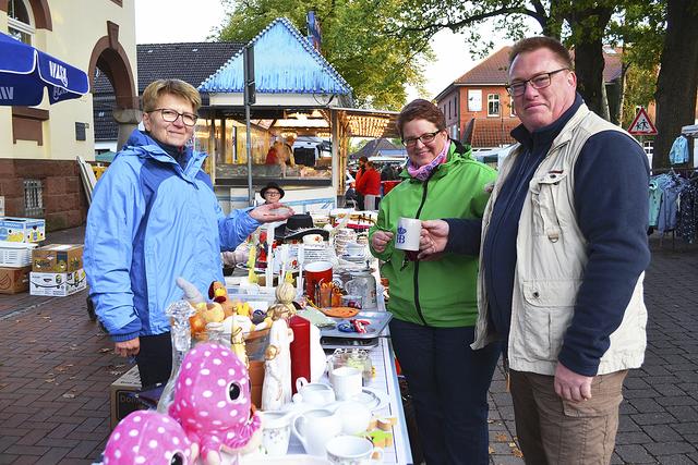 Martina Martynko und Stefan Heinrich aus Sauensiek (re.) suchten nach Bierkrügen und wurden am Stand von Ursula Thom fündig. 