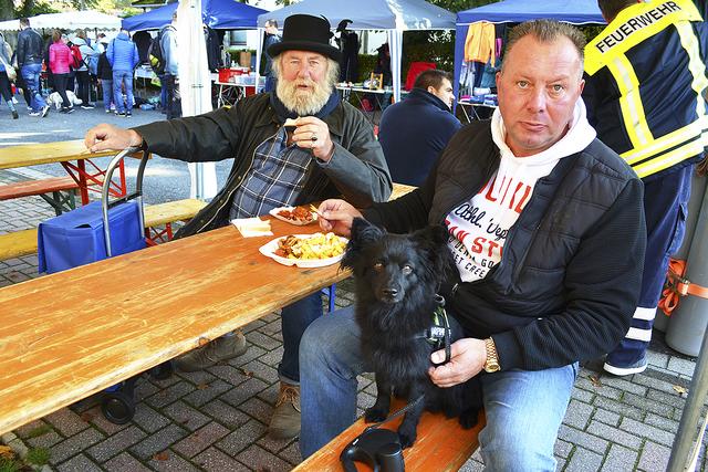 Marco Pennings  und Bernd Lösch mit Hund Teddy waren aus Munster zum Töster Markt gereist