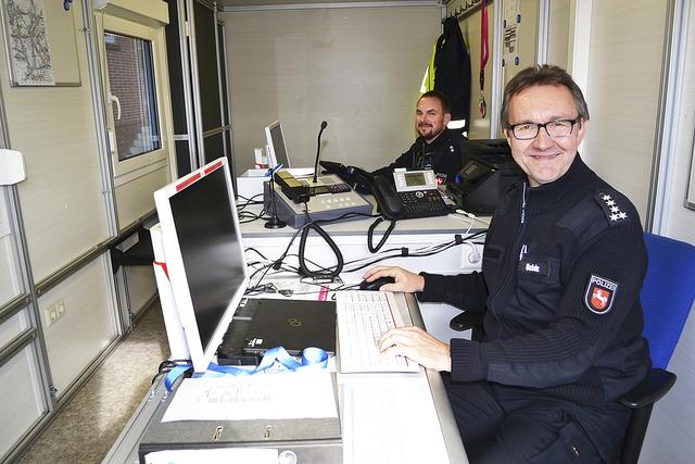 In der mobilen Polizeiwache: Andreas Lünsmann und Hans-Jürgen Scholz (vorn)