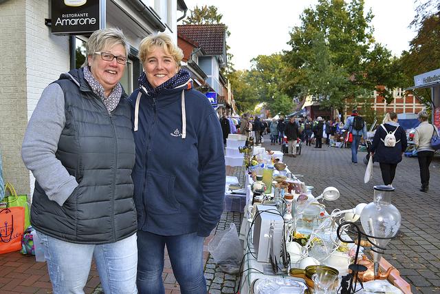 Annegret Lengning (li.) und ihre Cousine Britta Gellers sind Stammgäste beim Töster Markt und hatten bereits um 4.30 Uhr aufgebaut