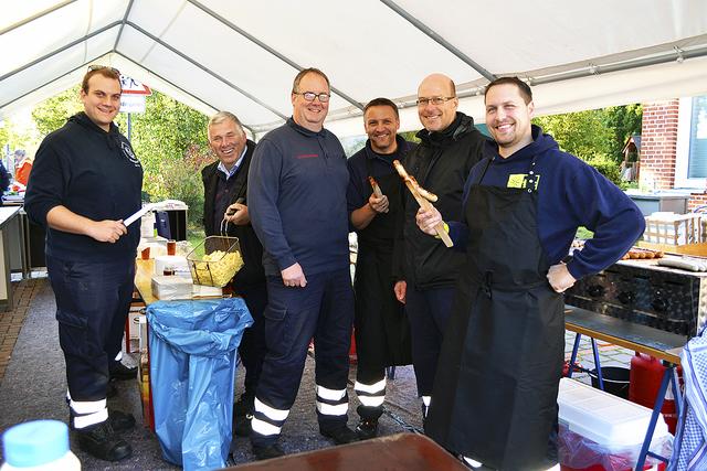 Sorgten für Grillwürste und Pommes, die Feuerwehrleute (v. li.): Philipp Schneider, Günther Rehm, Fridtjof Weseloh, Kai Berdien, Tom Spieckermann und Daniel Eberhardt