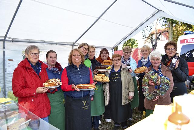 Waren wieder bienenfleißig: Tostedts Landfrauen boten leckere selbstgebackene Kuchen und Torten sowie selbstgefertigte Kränze in der Schützenstraße an