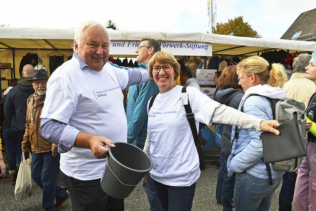 Verkauften Lose für die Irene und Friedrich Vorwerk-Stiftung zugunsten der Jugendfreuerwehr Tostedt und der Grundschule Otter: der CDU-Landtagsabgeordnete Heiner Schönecke und die stellvertretende Landrätin Anette Randt