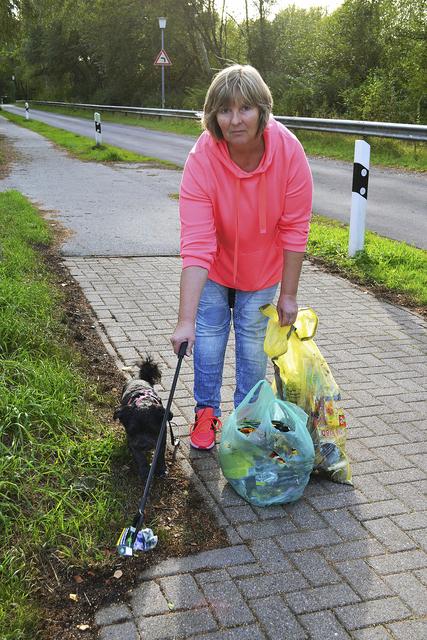 Bettina Kooij sammelt beim Spaziergang mit ihrem Hund Mighty Müll auf. Einen ganzen Gelben Sack voll Plastikabfällen sammelte sie kürzlich auf 100 Metern 