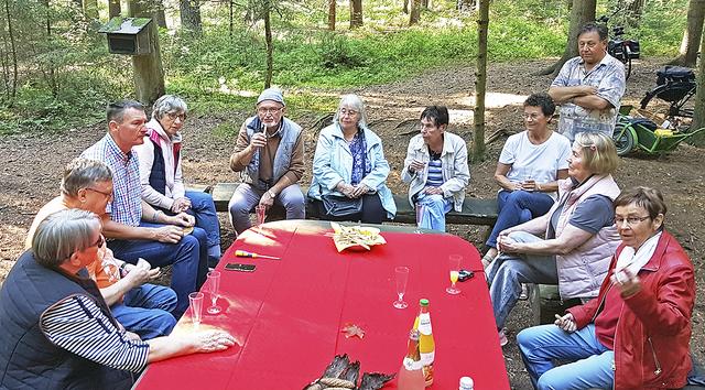 Zusammen feierten die Methusalems mit den Mitgliedern von terre des hommes das Jubiläum im Kinderwald