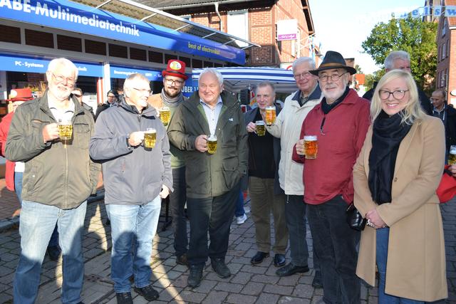 Ratsmitglieder und Ehrenamtliche bei der Flohmarkteröffnung  (v. li.): Günther Knabe, Jürgen Salewsky, Klaas Dittmer, Heiner Schönecke, Arno Westerwick, Dieter Weis, Dr. Harry Kalinowsky und Nadja Weippert