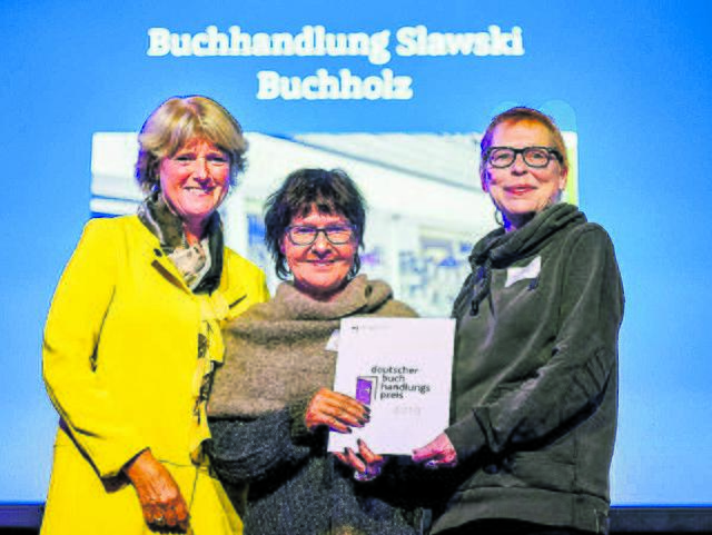 Bei der Ehrung in Rostock: (v. li.) Kulturstaatsministerin Monika Grütters sowie Monika Külper und Uta Neb von der Buchhandlung Slawski