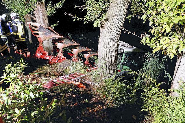 Dramatisches Szenario: der die Böschung heruntergestürzte Traktor samt Pflug