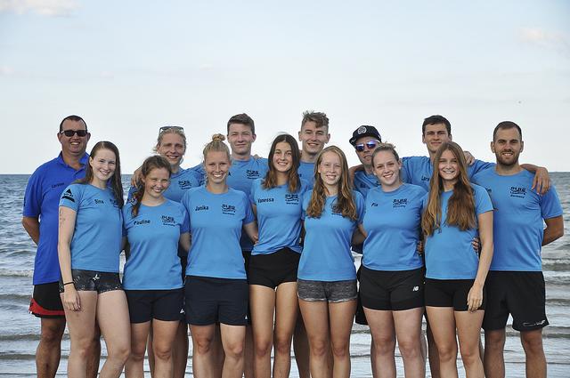 Am Strand in Riccione: das DLRG-Mixteam mit Mitgliedern aus Lüneburg und Buchholz