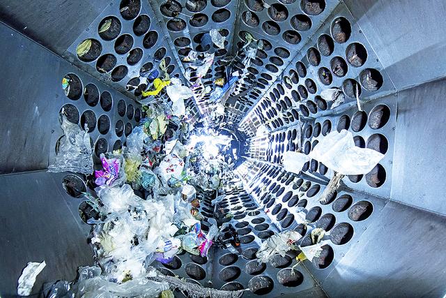 Im Trommelsieb werden die Verpackungen nach ihrer Größe sortiert | Foto: Veolia